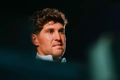 ستونز باكيًا: سأظل ممتنًا لكل لحظة عشتها مع السيتي.. وفخور بالعمل مع بيب